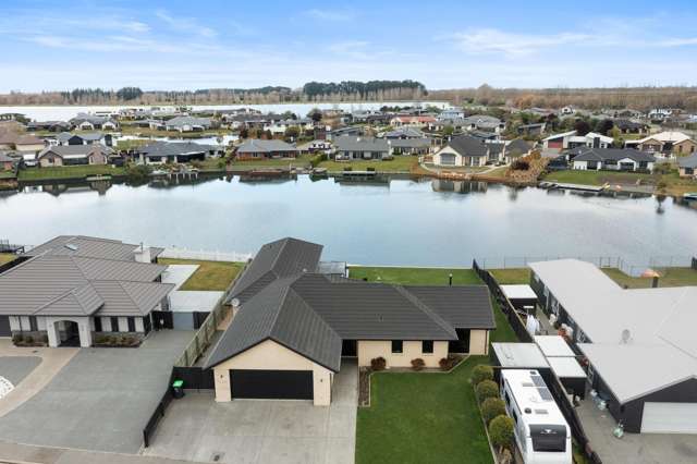 Relaxed waterfront living