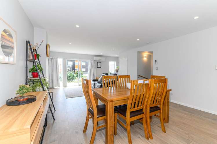 93 Bordeaux Parade Te Atatu South_1