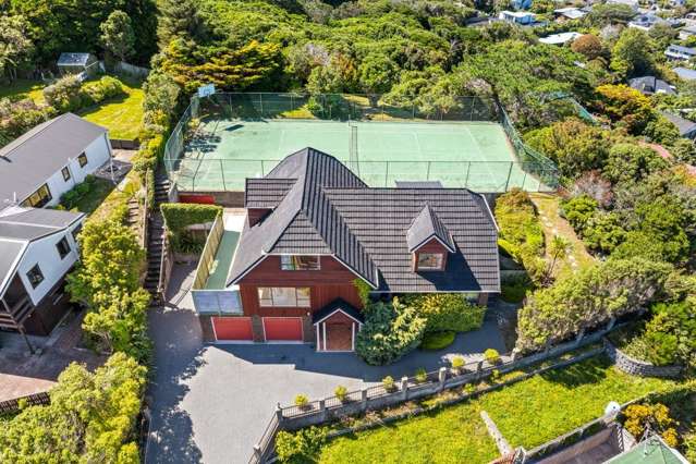 Spacious Family Home with Tennis Court