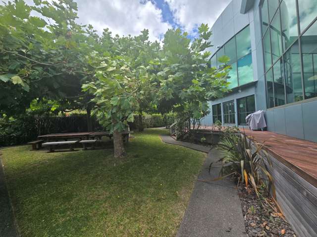MODERN OFFICE WITH COURTYARD - 6 MONTHS RENT FREE