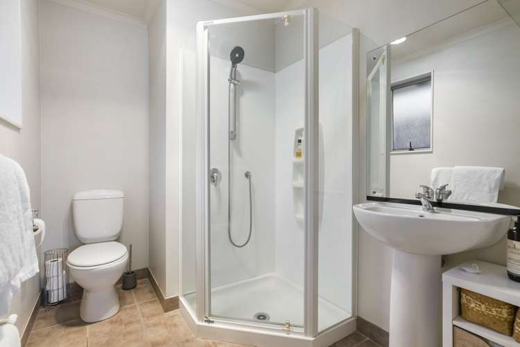 8 Louvain Place Greenhithe_21