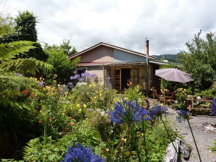 6 Newcastle Street Waimangaroa_0