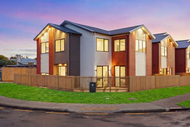 Premium Corner - Sunny, Spacious & Lavish Feel
