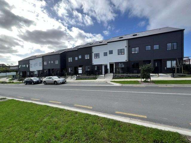 5/2 Firebrick Way  Hobsonville