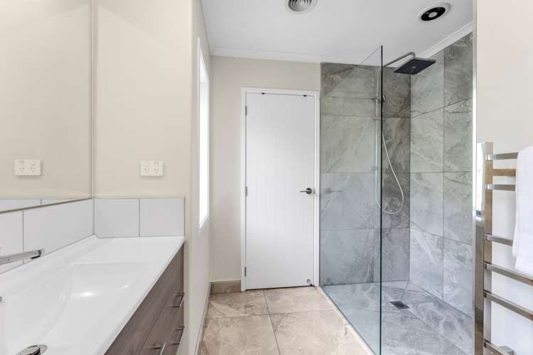 117 Queen Charlotte Drive Aotea_16