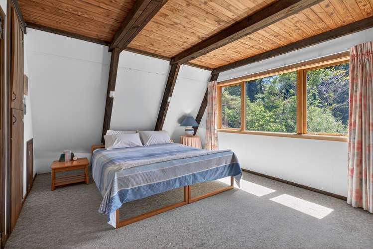 8 Tiniroa Grove Silverstream_12