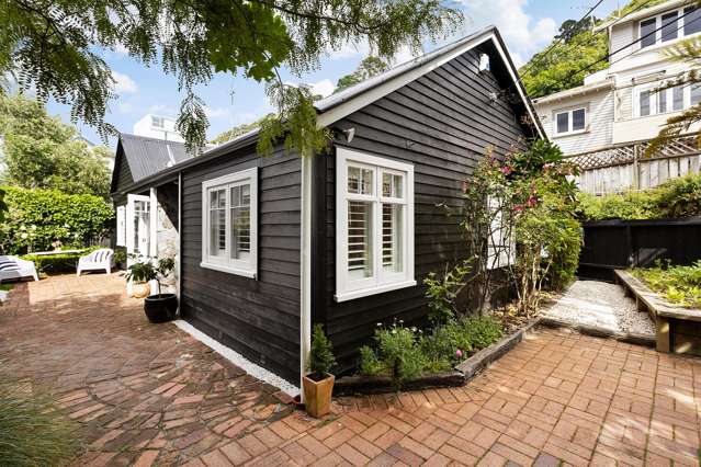 QUAINT CHARACTER COTTAGE IN THE HEART OF THORNDON
