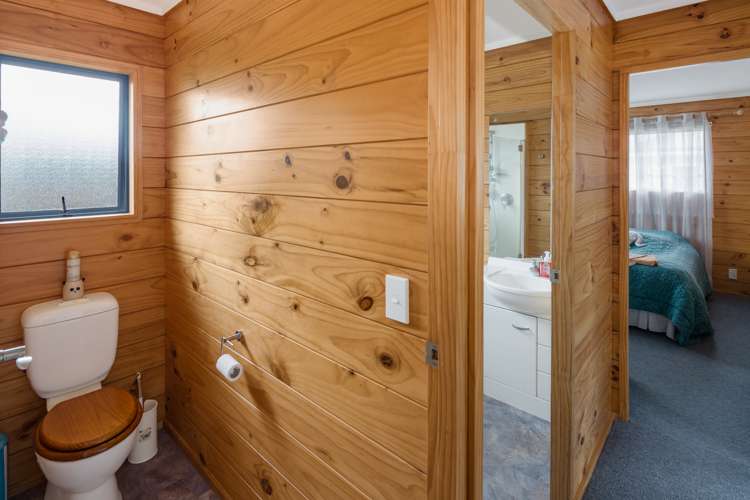 104 Apu Crescent Lyall Bay_20