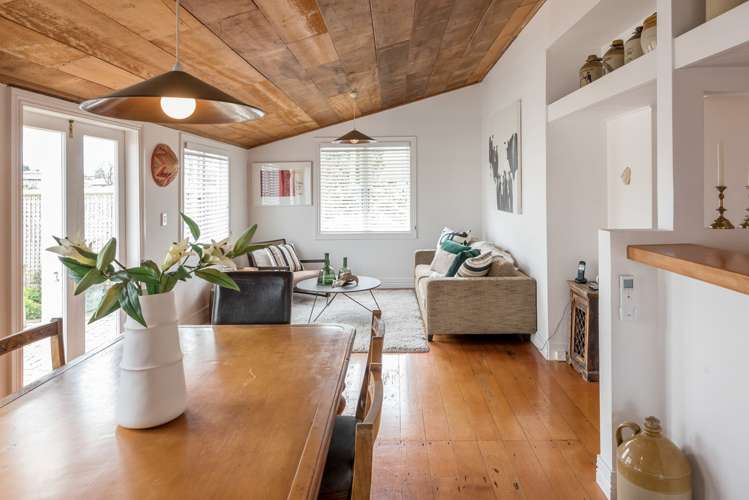 61 Beach Road Mellons Bay_11