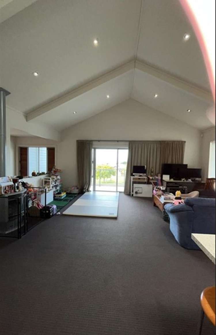 24 The Circle 1114_8