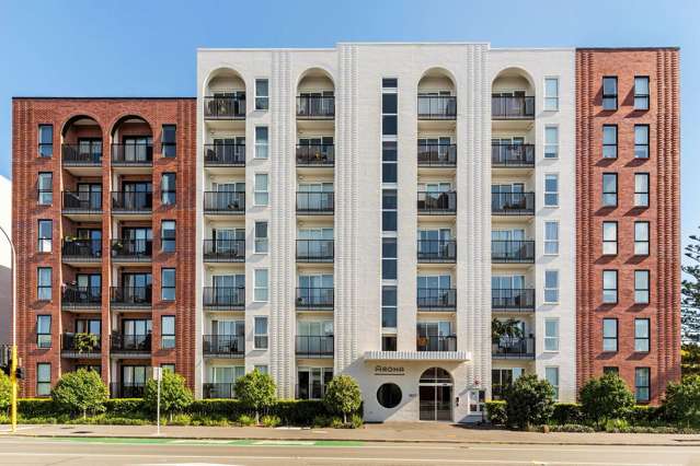 Modern 2BR Apt with Pool