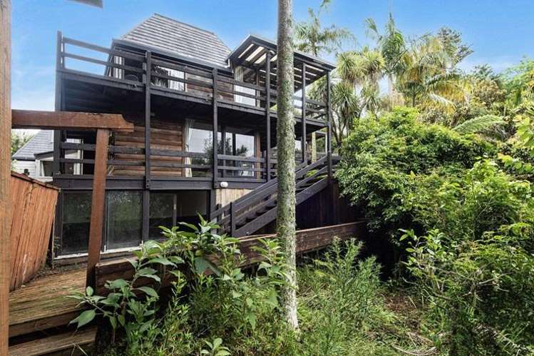 ‘What the hell is that?’: Quirky home by legendary architect must be sold