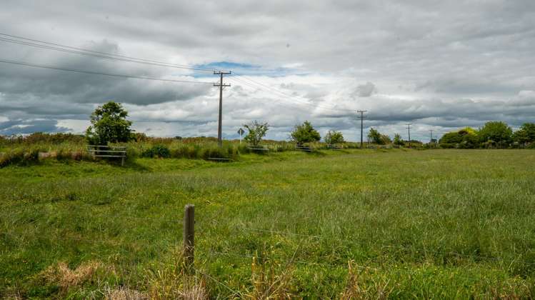 108 Canal West Road Waitakaruru_6