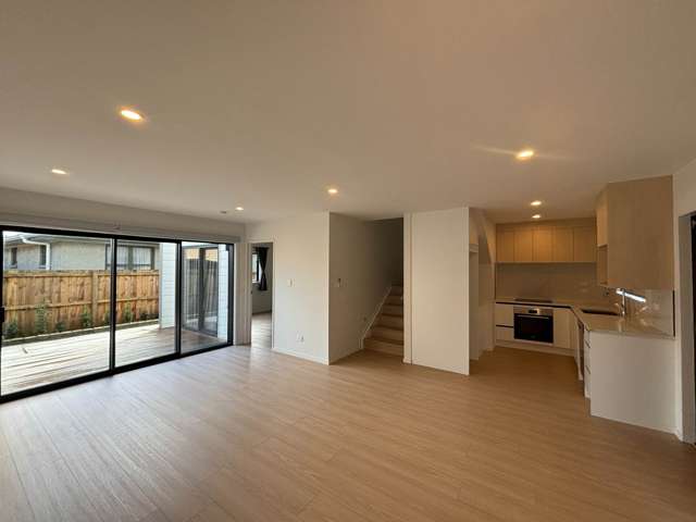 Three bedroom modern house in Pakuranga Heights!
