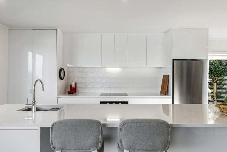 2/28 Beach Road Castor Bay_6