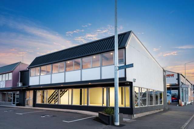 High-profile Showroom/warehouse