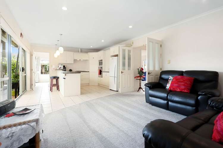 19 Castlehill Court Wattle Downs_8