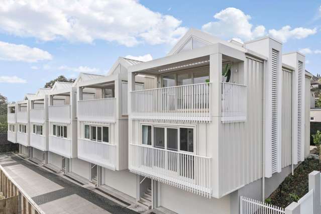Brand New Freestanding Townhouse - Views and Lift