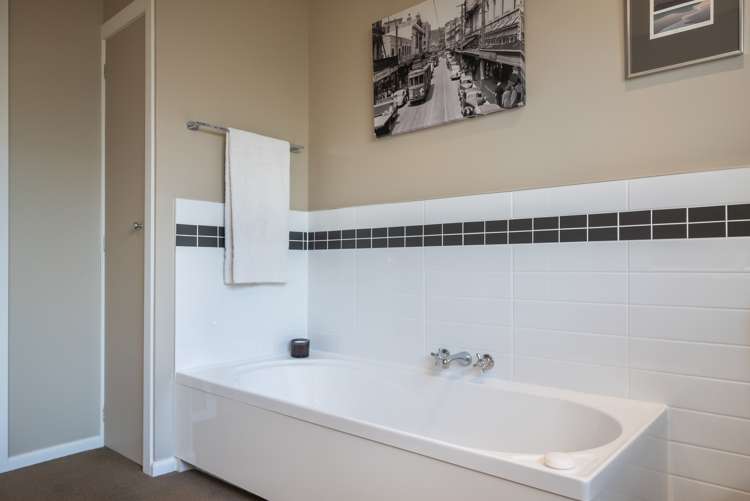 32 Awanui Drive Waikanae_21