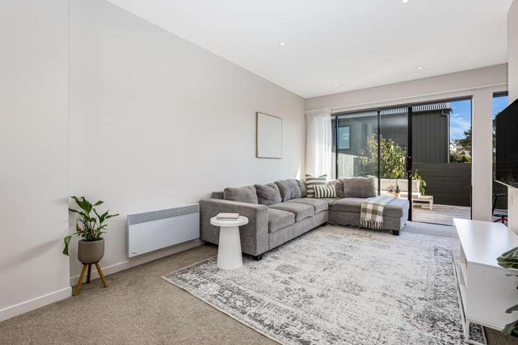 10/6 Oswald Crescent Paparangi_7