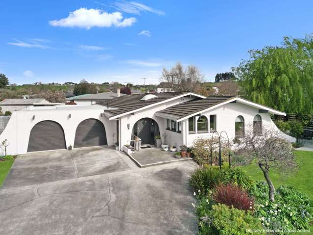 FAMILY SIZED HOME IN STUNNING SETTING