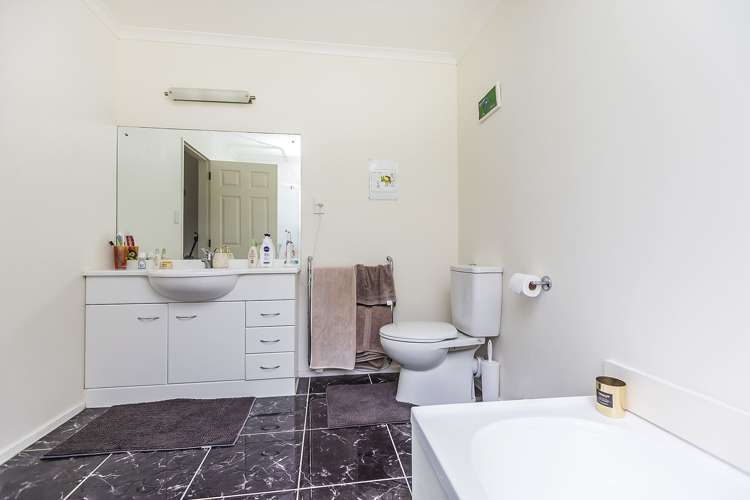 34a Domanski Crescent Owhiro Bay_8