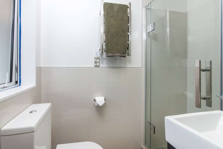 85 Bordeaux Parade Te Atatu South_12