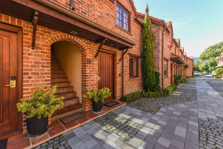 16/24 Quiet Woman Way_0