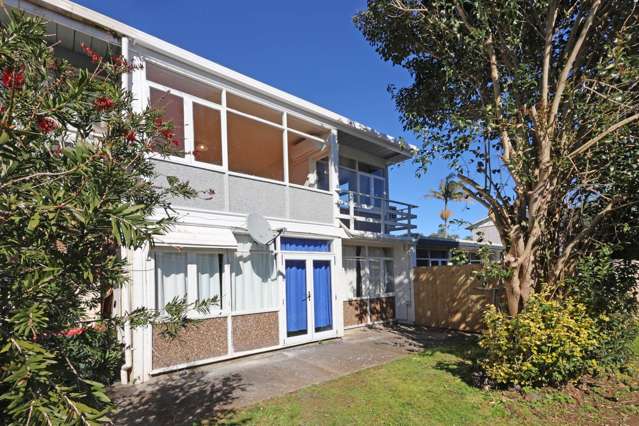 Sunny 2 Bedroom + Office with One Tree Hill Views