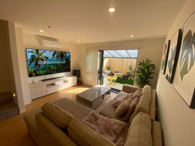 Modern Fully Furnished 2-Bedroom Townhouse wit...