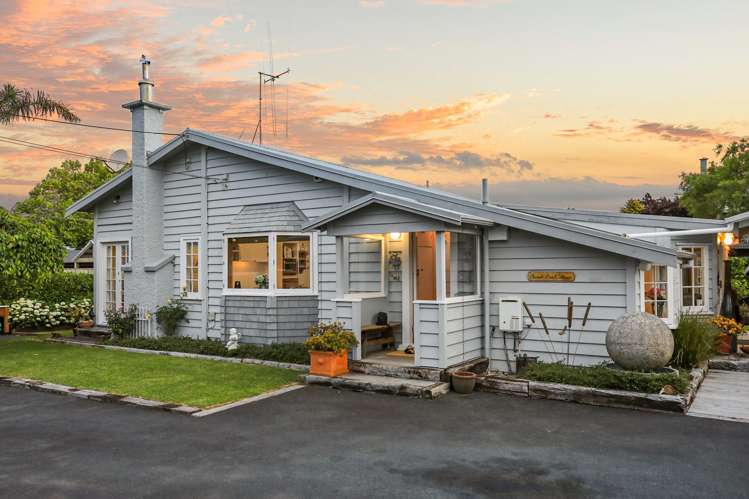 741 River Road Chartwell_1