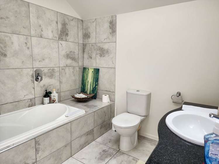 14A Baverstock Road Flat Bush_10