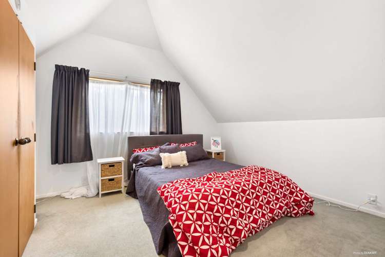 2/4 Bond Crescent Forrest Hill_13