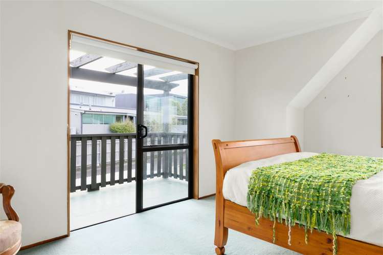 8 Surrey Lane Glenview_14