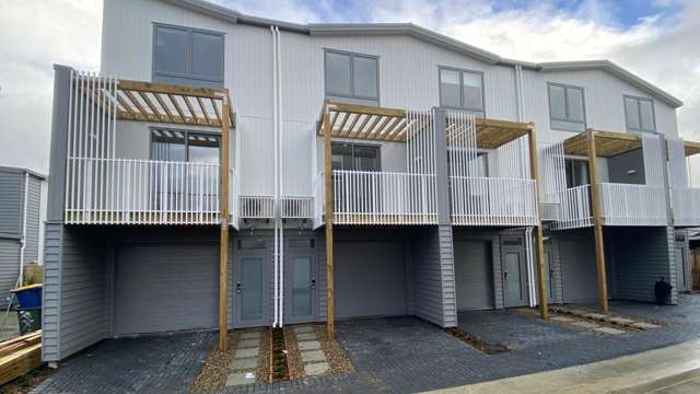 3 Bedroom Townhouse with Garage and carpark