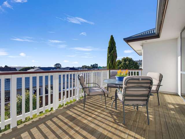 Sunlit Stoke Living with Room to Settle In