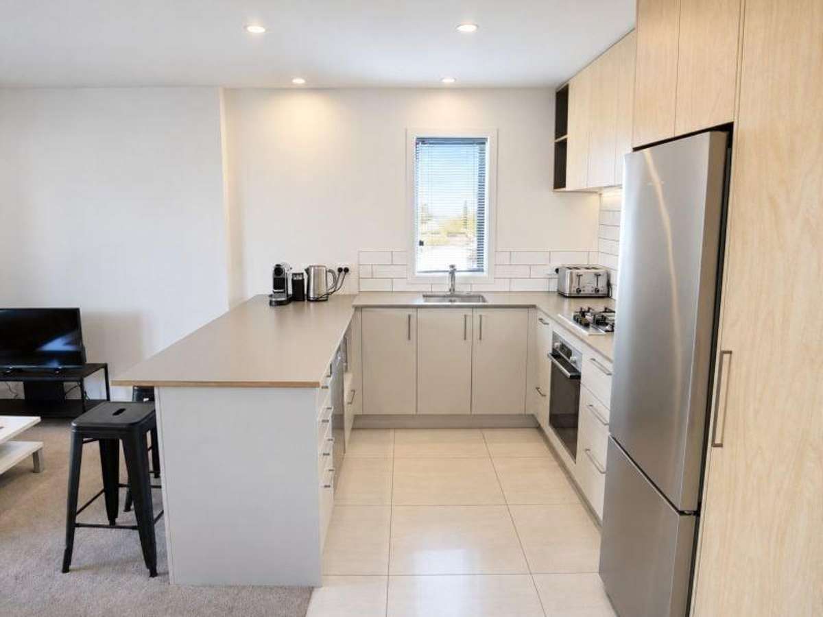CITY CENTRE - FULLY FURNISHED EXECUTIVE 3 BEDROOM, 2 BATHROOM TOWNHOUSE 4