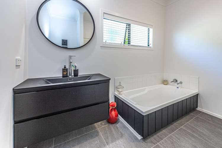 1 Shakespeare Road Bastia Hill_20