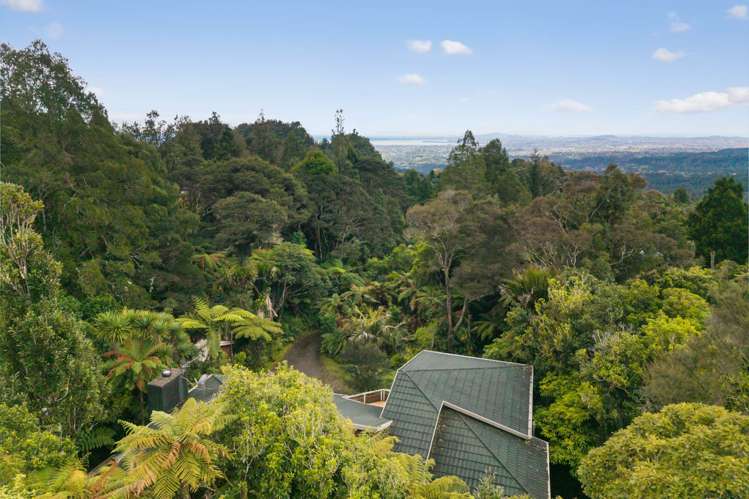 416 Scenic Drive Waiatarua_1