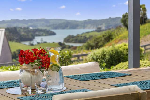 7A Three Streams Raglan_3