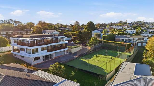 Exceptional family home with seaview and tennis court.