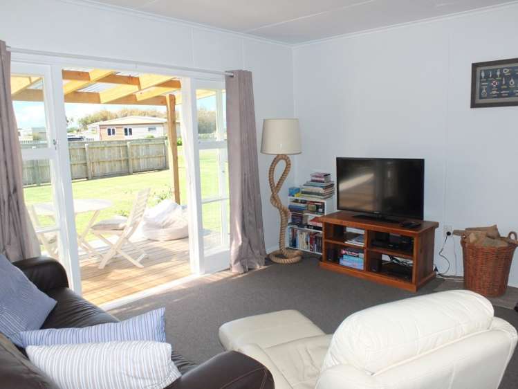 3 Hart Street Foxton Beach_10