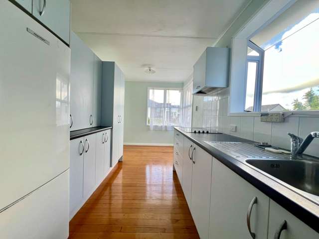 3Bedroom Full Fenced House in the center of Gl...