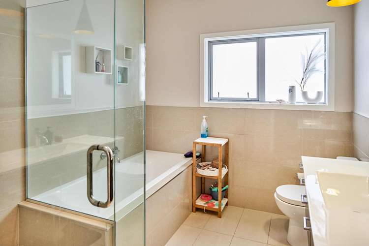 25 Paparoa Crescent Aotea_15