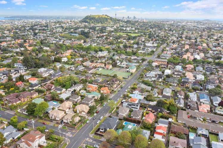 92 The Drive Epsom_16