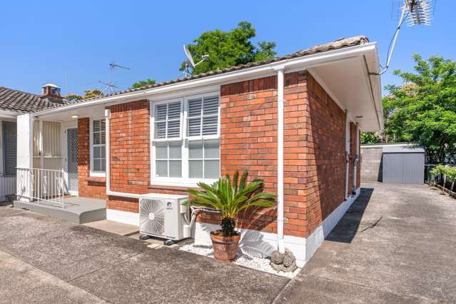 END-UNIT LIVING - READY TO ENJOY!