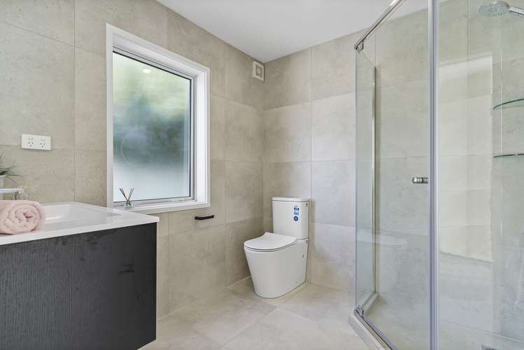 16 Paisley Street Mellons Bay_31