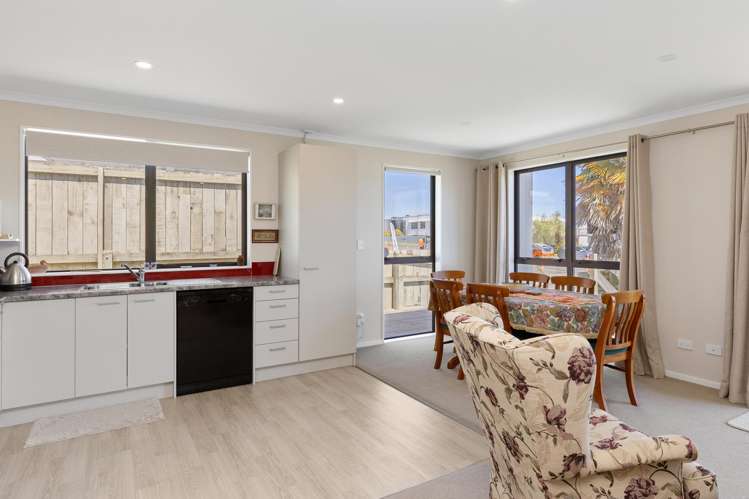 1/202 Lake Terrace Waipahihi_8