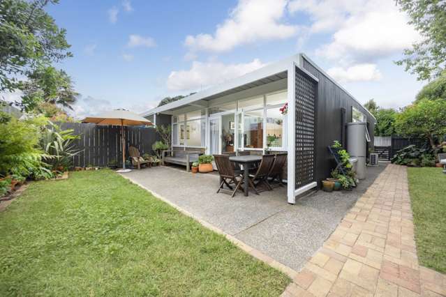 Renovated character unit & stunning secret garden