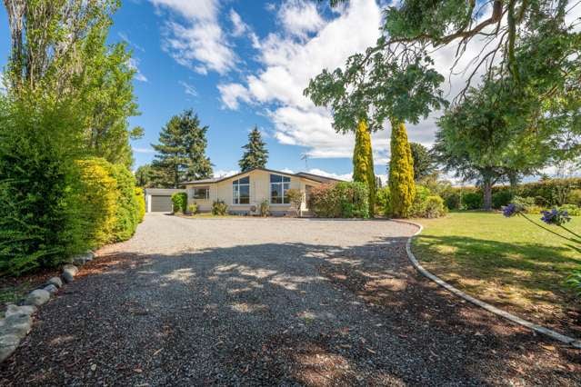 Garaging galore and near the GOLF COURSE!